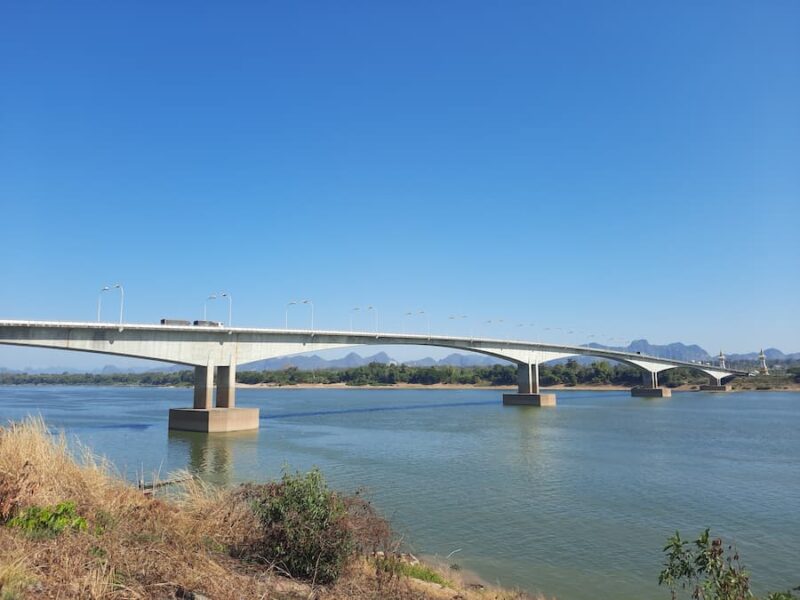Provincie Nakhon Phanom 5 de Derde Vriendschapsbrug naar Laos bij de provinciehoofdstad © Bert Sitters