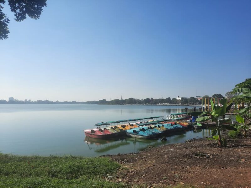 Provinciehoofdstad Khon Kaen 3 Waterfiets huren © Bert Sitters