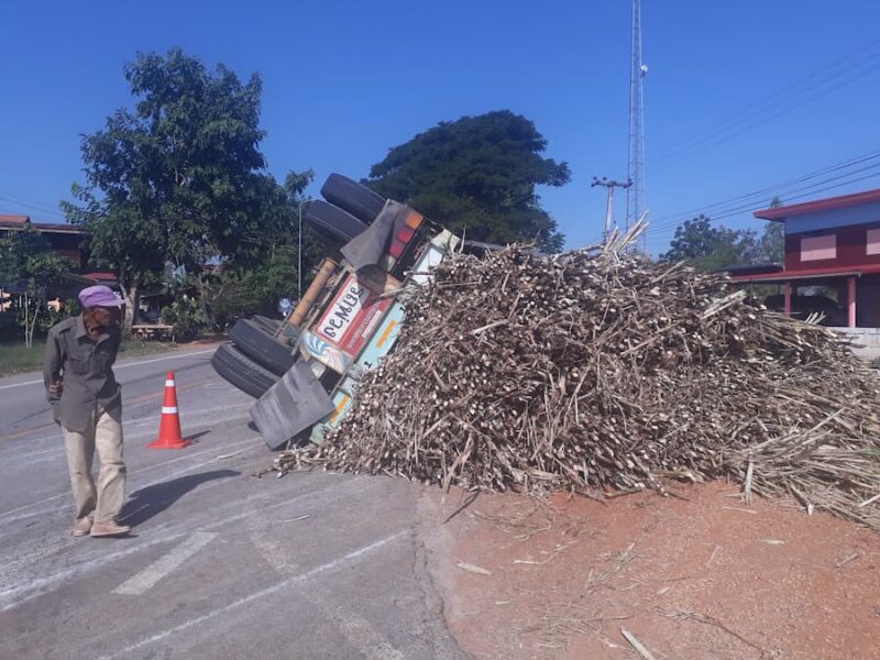 Provincie Nong Bua Lamphu 2 Soms vliegt een te zwaar met beladen truck met suikerriet uit de bocht © Bert Sitters