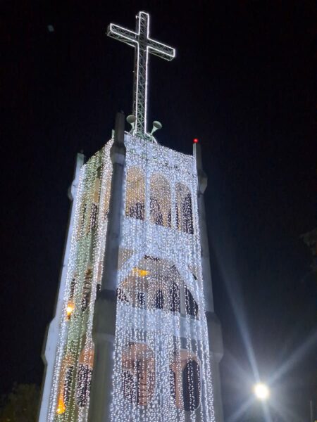 Kerktoren van Tha Rae in Kerstsfeer© Bert Sitters