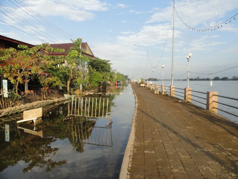 Ubon Ratchathani provinciehoofdstad 2 Het water op de kade zakt al weer © Bert Sitters