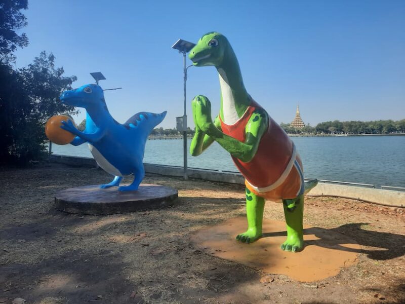 Provinciehoofdstad Khon Kaen 4 Dino's aan het meer © Bert Sitters