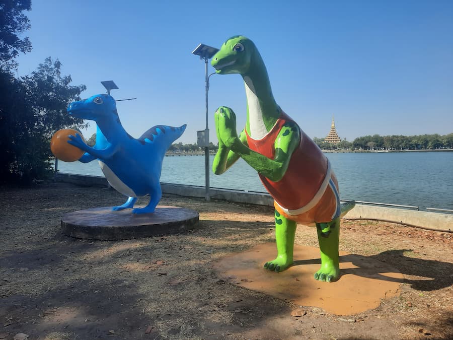 Dino's aan het meer © Bert Sitters