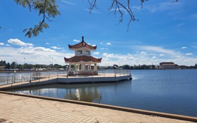 Het meer van Nong Bua Lamphu ligt bijna midden in de stad © Bert Sitters