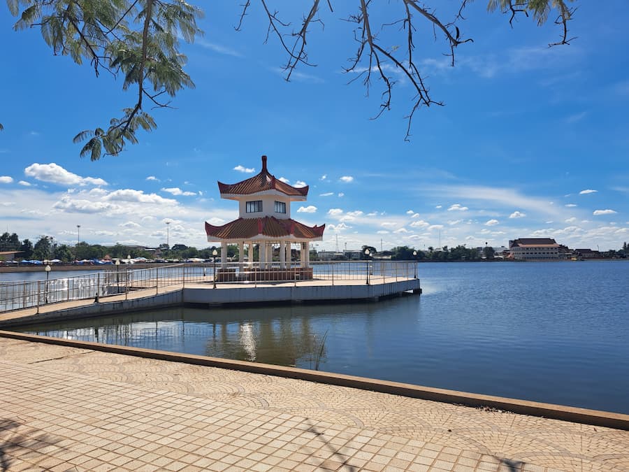 Het meer van Nong Bua Lamphu ligt bijna midden in de stad © Bert Sitters