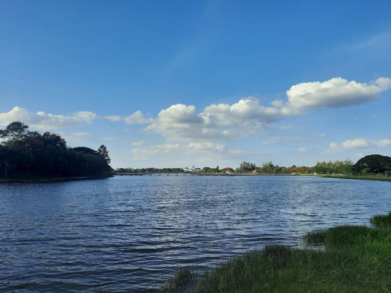 Si Sa Ket provinciehoofdstad 3 Huai Nam Kham meer met loopbrug © Bert Sitters