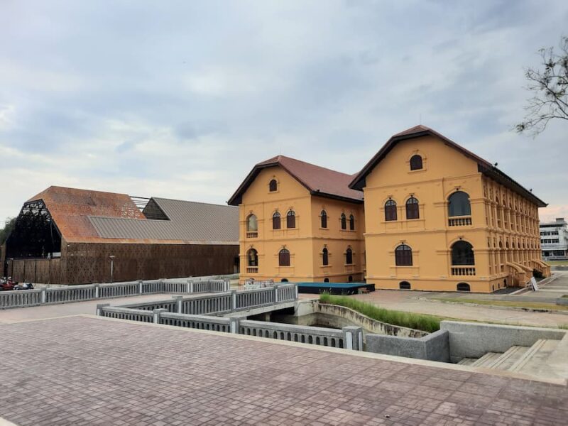 Udon Thani provinciehoofdstad 22 Het oude en het nieuwe gebouw van het National Museum © Bert Sitters