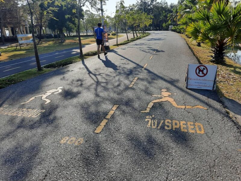 Nakhon Ratchasima (Korat) provinciehoofdstad 6 Gescheiden stroken voor rustige joggers en hardlopers rond het meer © Bert Sitters