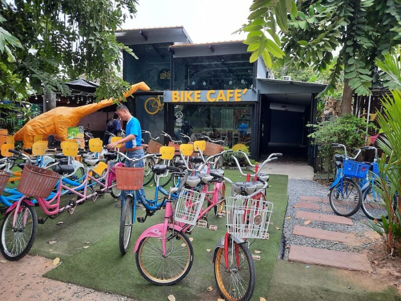 Udon Thani provinciehoofdstad 23 Fietsen in soorten en maten te huur © Bert Sitters
