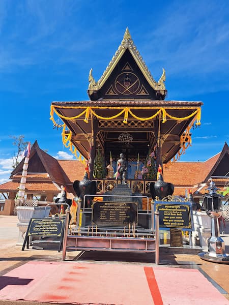 Nong Bua Lamphu provinciehoofdstad 4 heiligdom ter ere van Koning Naresuan de Grote © Bert Sitters