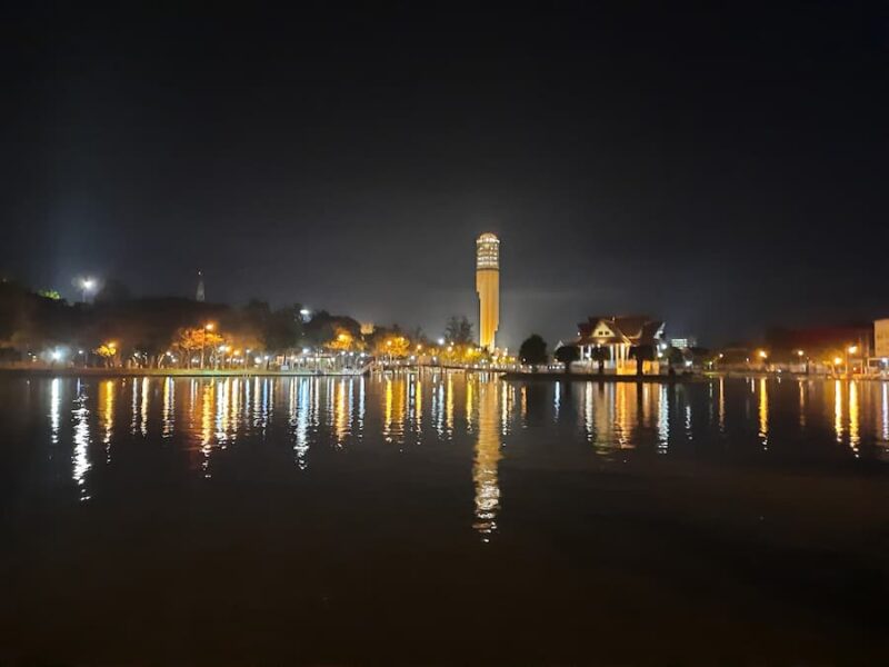 Roi Et provinciehoofdstad 4 Feestelijk verlicht © Bert Sitters