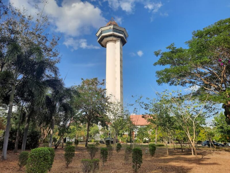 Si Sa Ket provinciehoofdstad 6 De Si Sa Ket Tower domineert de sky line © Bert Sitters