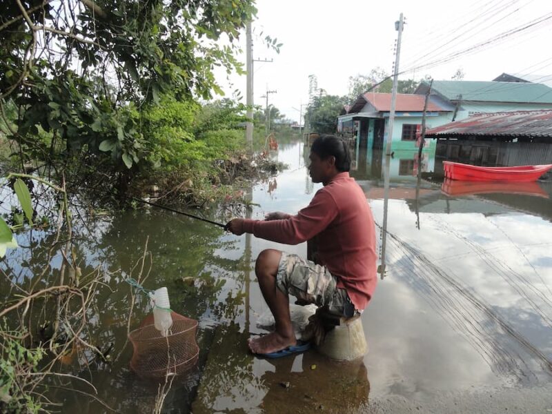 Ubon Ratchathani provinciehoofdstad 3 Een hengeltje uitslaan in de ondergelopen dorpsstraat © Bert Sitters