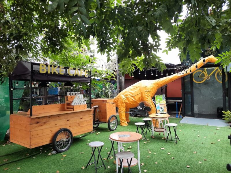 Udon Thani provinciehoofdstad 24 Koffiedrinken onder de dinosaurus van Bike Cafe © Bert Sitters