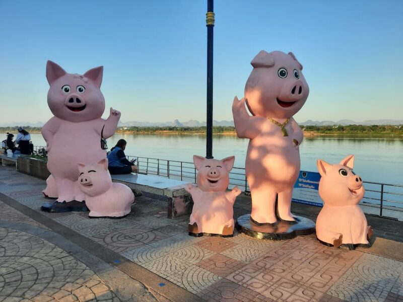 provinciehoofdstad Nakhon Phanom 1 Kunst op de Mekongkade © Bert Sitters