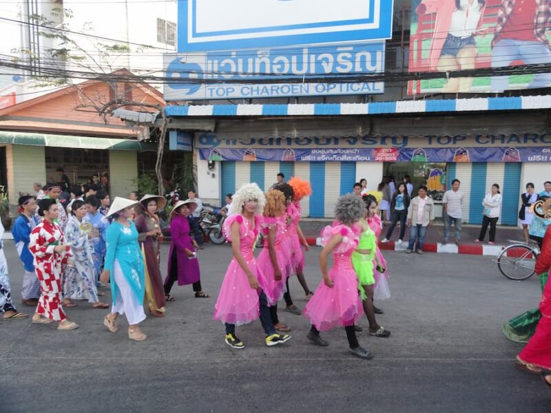 Surin provinciehoofdstad, olifanten en zijde 4 Ook ladyboys lopen mee © Bert Sitters