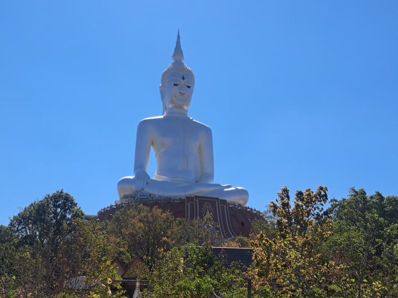 Mukdahan provinciehoofdstad 4 De witte Boeddha schittert in het zonlicht © Bert Sitters