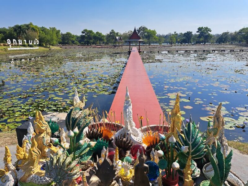 Op houten vlonder door Chaloem Phrakiat Lotus Park © Bert Sitters