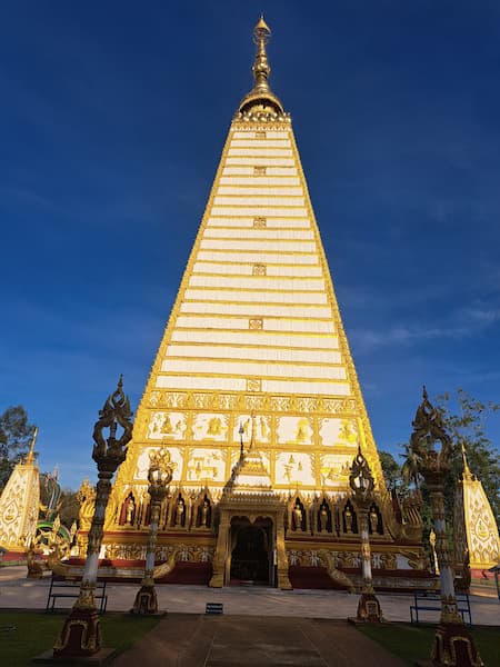 Ubon Ratchathani provinciehoofdstad 6 Sri Maha Pho Chedi in Laotiaanse stijl © Bert Sitters