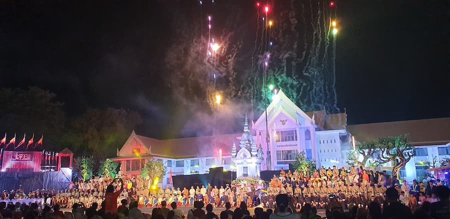 Tijdens festivals laten de autoriteiten zich ook zien © Margot Baars