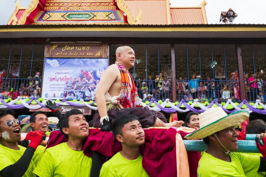 De provinciehoofdstad Chaiyaphum 5 De monniken worden door de stad gedragen © Bert Sitters