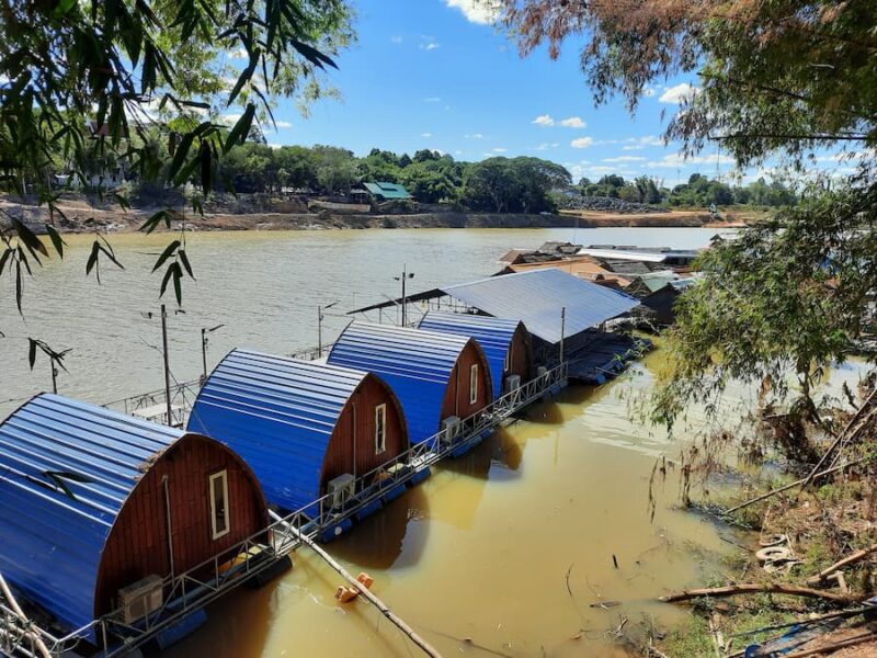 Ubon Ratchathani provinciehoofdstad 10 Bungalowtje huren op de rivier © Bert Sitters
