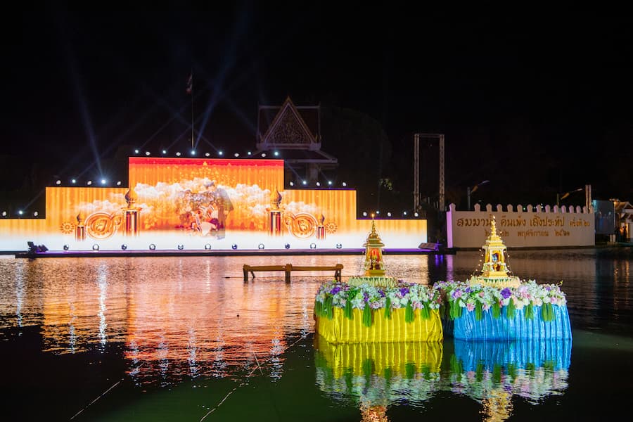 Roi Et provinciehoofdstad 9 Bueng Phlanchai is gereed voor Loy Krathong © Bert Sitters