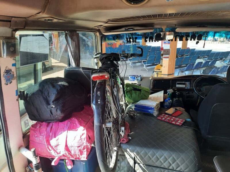 Provinciehoofdstad Bueng Kan 7 De fiets kan vaak mee in de bus © Bert Sitters