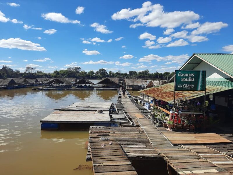 Ubon Ratchathani provinciehoofdstad 9 Het komt allelmaal rommelig over, maar op zondagmiddag is het hier gezellig © Bert Sitters