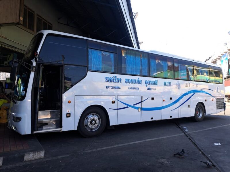 Nakhon Ratchasima (Korat) provinciehoofdstad 20 Ruime keuze uit bussen © Bert Sitters