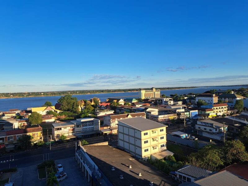 Mukdahan provinciehoofdstad 8 uitzicht Riverfront Hotel © Bert Sitters