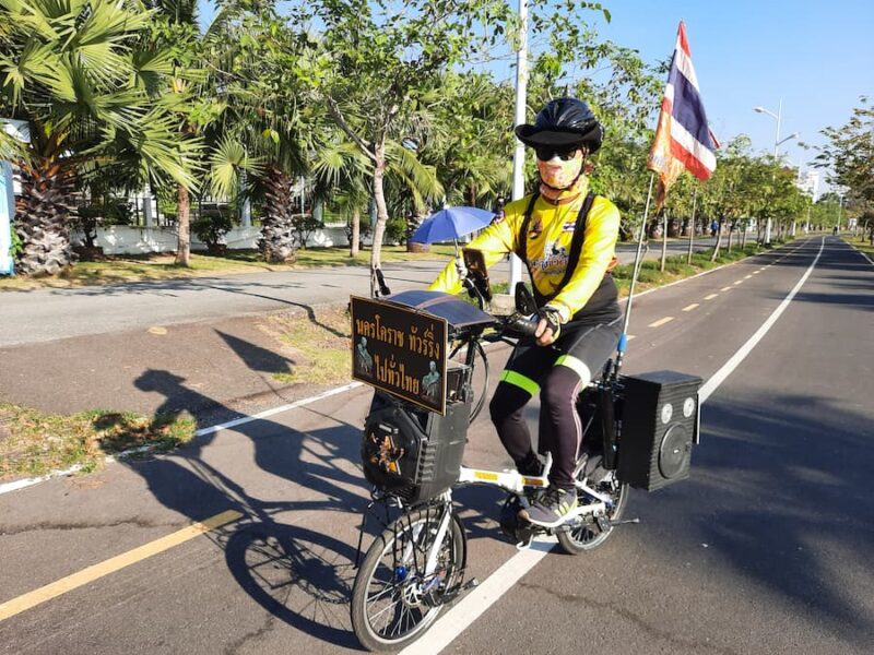 Nakhon Ratchasima (Korat) provinciehoofdstad 24 Welkom in Korat door de disco fietser © Bert Sitters