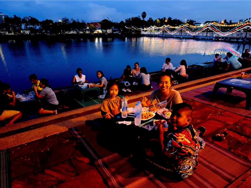 De provinciehoofdstad Buriram 6 Avondmarkt aan het water Buriram © Bert Sitters