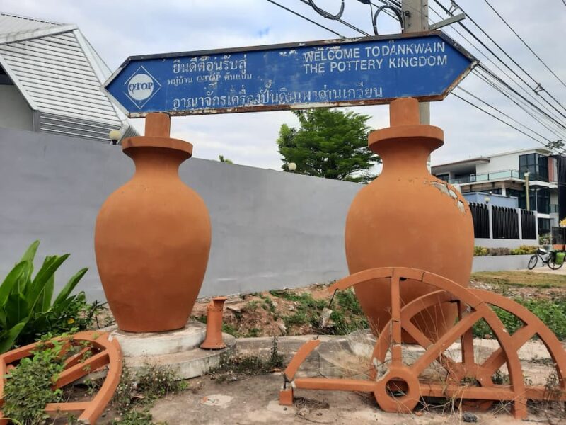 Nakhon Ratchasima (Korat) provinciehoofdstad 22 Welkom in Ban Dan Kwian Pottery Village © Bert Sitters