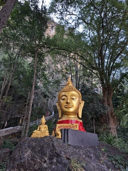 Provinciehoofdstad Loei 8 Bostemtempel met grot © Bert Sitters