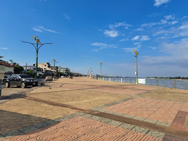 De lange Mekongkade van Nong Khai © Bert Sitters
