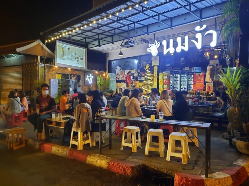 Roi Et provinciehoofdstad 13 Nomngua Cafe & Restaurant is populair onder jongeren © Bert Sitters