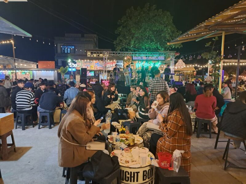 Mukdahan provinciehoofdstad 10 Night Box Market trendy eten en drinken © Bert Sitters