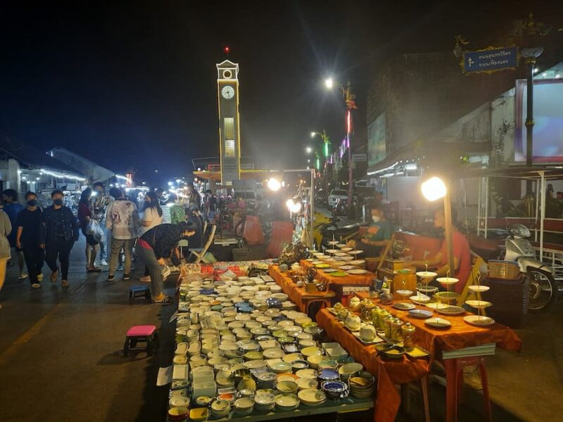 provinciehoofdstad Nakhon Phanom 14 Genieten in de Walking Street © Bert Sitters