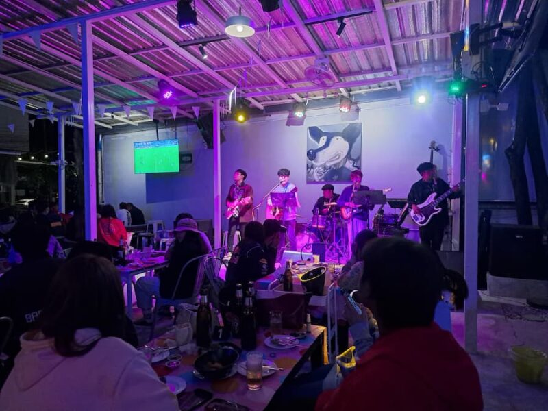 Provinciehoofdstad Loei 11 Wisselende bands © Bert Sitters