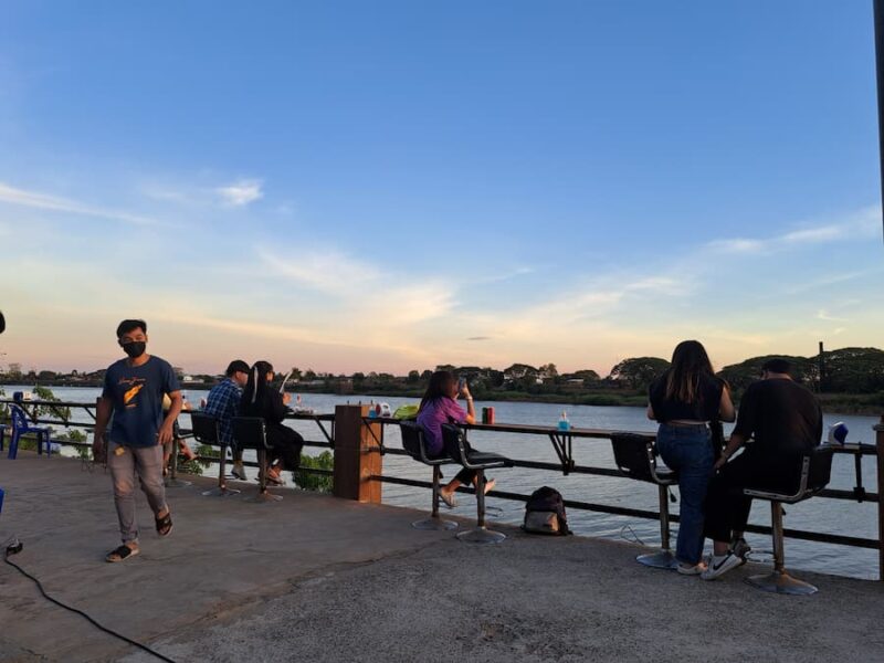 Ubon Ratchathani provinciehoofdstad 15 Een burger eten aan de rivier © Bert Sitters
