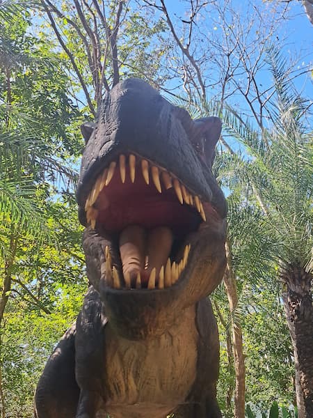 Nong Bua Lamphu provinciehoofdstad 8 De Dino's kijken gevaarlijk aan © Bert Sitters
