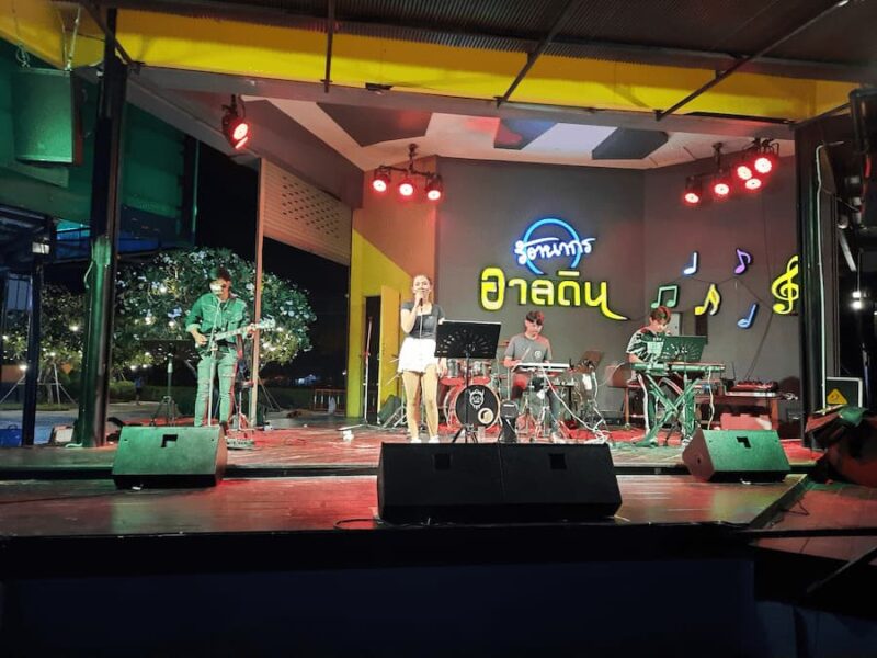 Roi Et provinciehoofdstad 16 Buiten bar © Bert Sitters