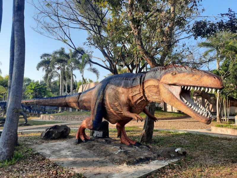 Lam Pao stuwmeer in de provincie Kalasin 3 De dinosaurussen kijken je dreigend aan © Bert Sitters