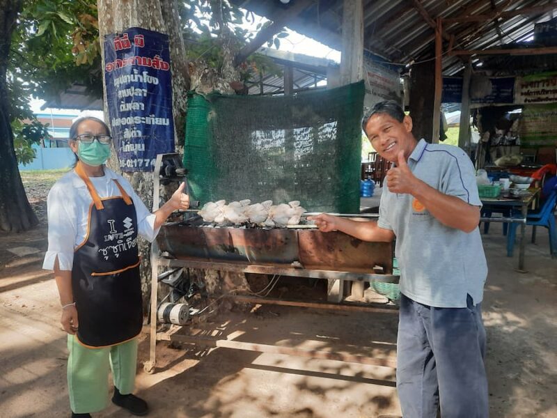 De Mekong in de provincie Bueng Kan 6 Kippen aan het spit aan de Mekong © Bert Sitters