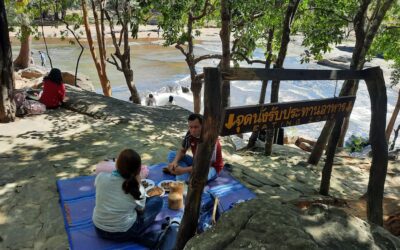 De Tha Ton Waterval is een geliefde picknick plek © Bert Sitters