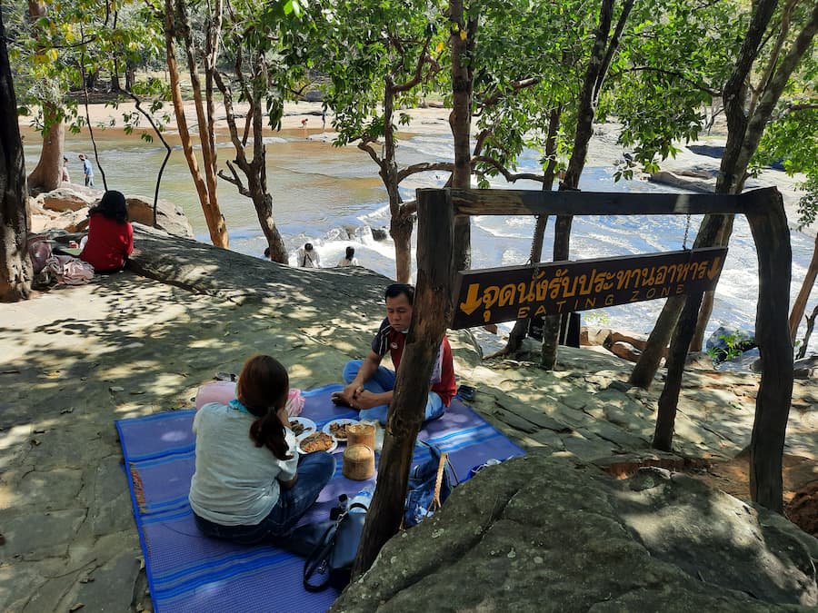 De Tha Ton Waterval is een geliefde picknick plek © Bert Sitters