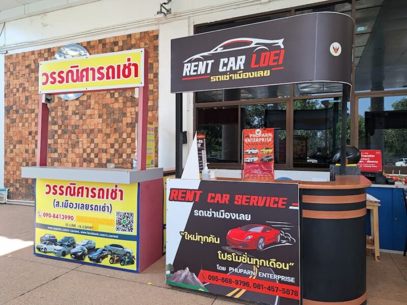 Provinciehoofdstad Loei 12 Op de luchthaven van Loei kun je auto's huren © Bert Sitters
