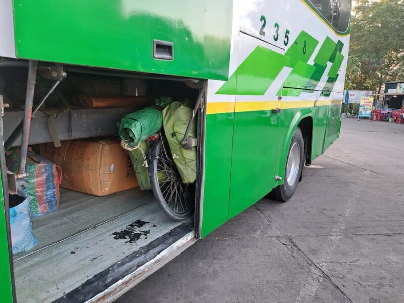 Fietsen in de Isaan 5 In deze bus kan de fiets wel mee in het bagageruim © Bert Sitters