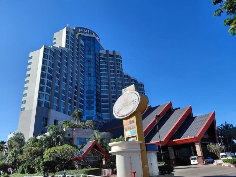 Khon Kaen provinciehoofdstad (Mueang) 10 Pullman-Hotel-mit-Kronen-Brauhaus-©-Bert-Sitters